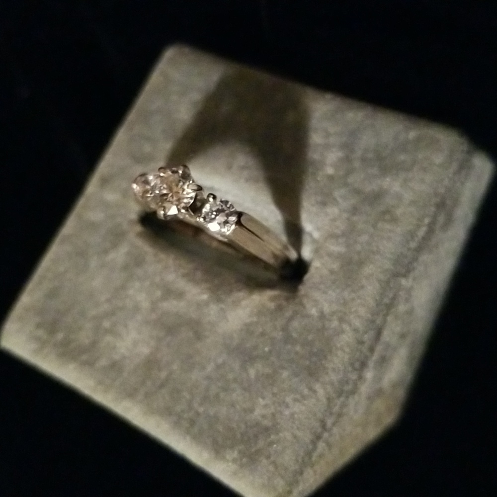 18K gold ring with 3 Beautiful Diamonds - Picture 2 of 13